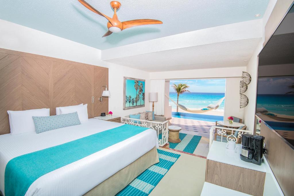 Postel nebo postele na pokoji v ubytování Sunscape Cancun All-Inclusive Resort & Spa