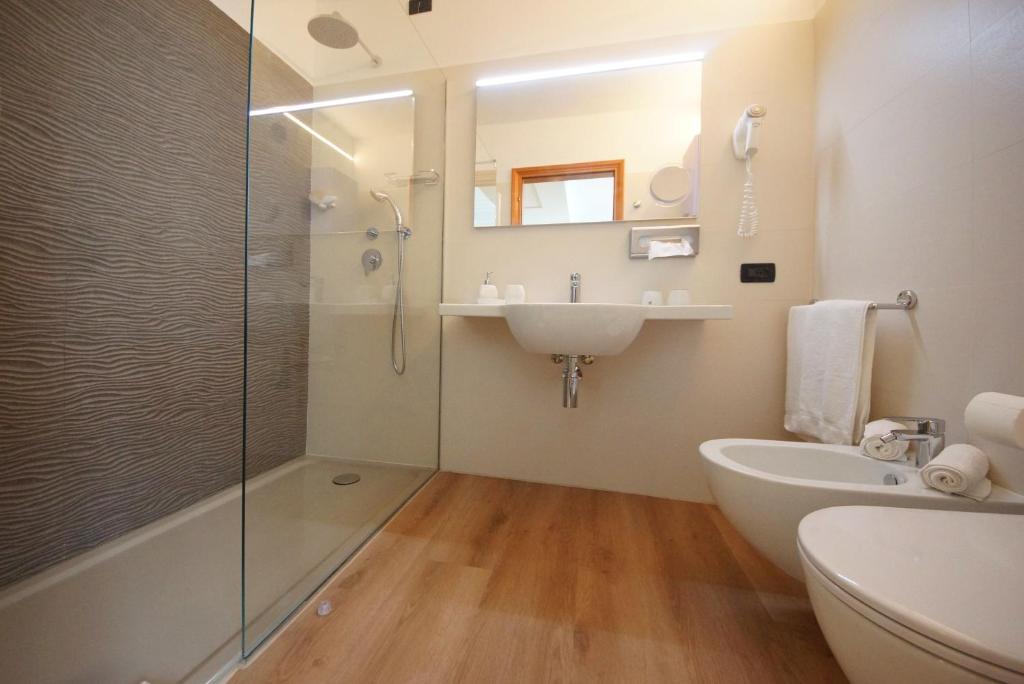 Koupelna v ubytování Ambassador Suite Hotel