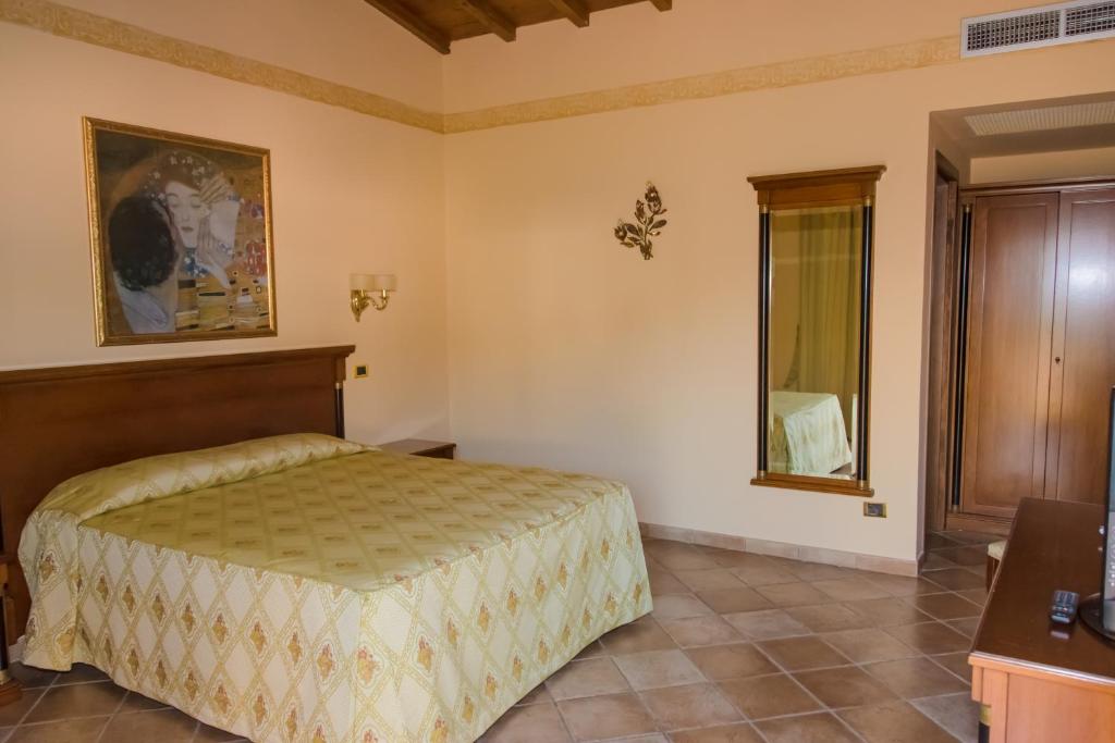 Postel nebo postele na pokoji v ubytování Hotel Quadrifoglio Roma Eur