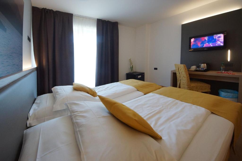 Postel nebo postele na pokoji v ubytování Ambassador Suite Hotel