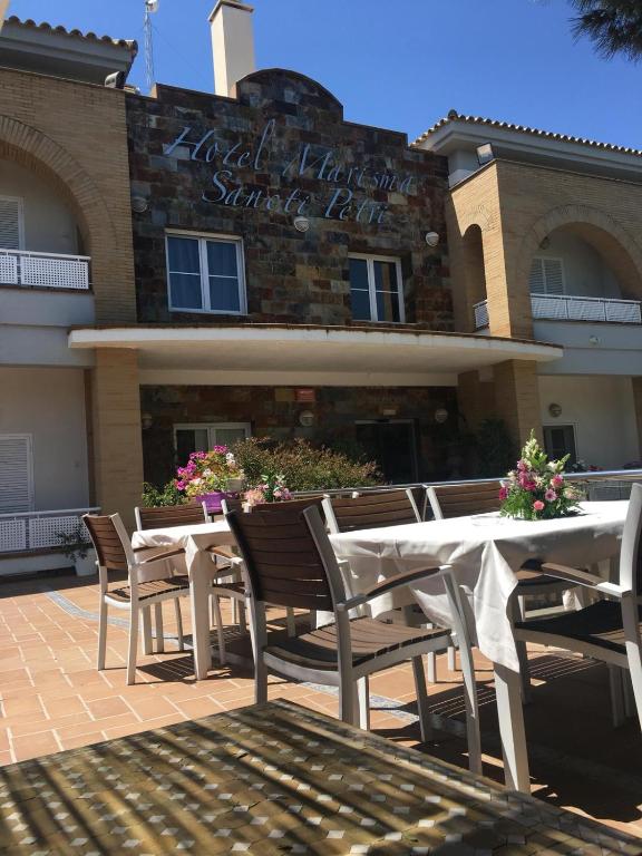 a table and chairs in front of a building at Hotel Marisma Sancti Petri in Chiclana de la Frontera