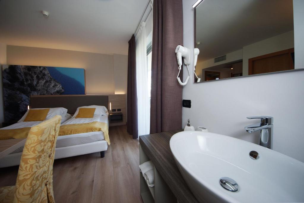 Postel nebo postele na pokoji v ubytování Ambassador Suite Hotel