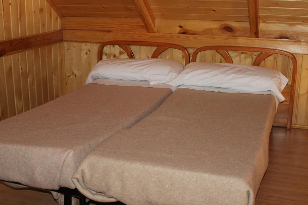 Postel nebo postele na pokoji v ubytování Bungalows Pont d'Ardaix