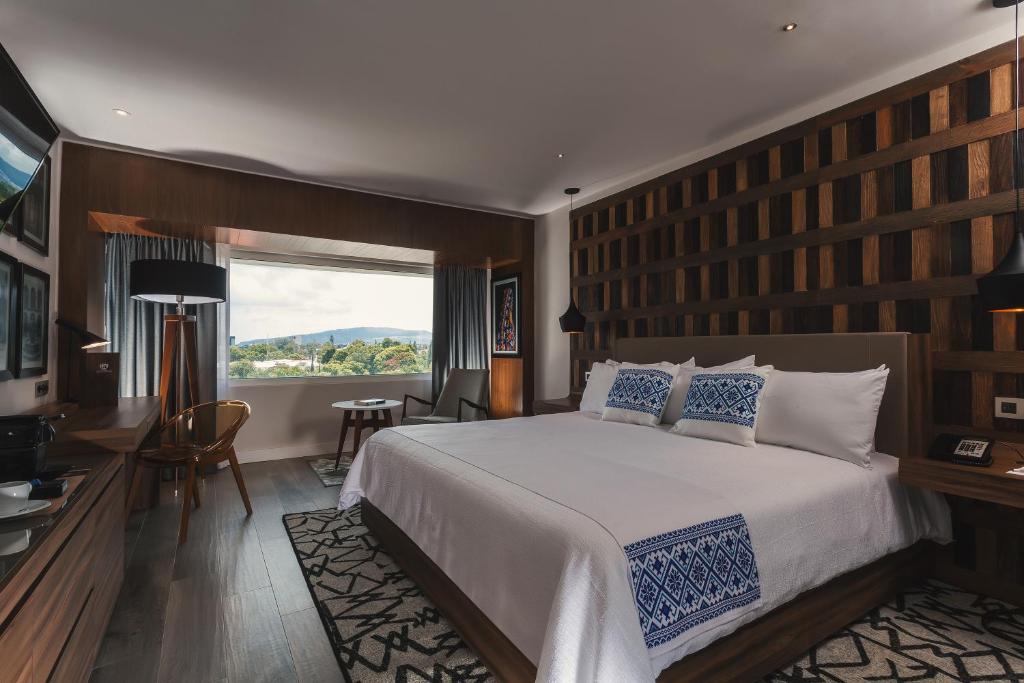 Postel nebo postele na pokoji v ubytování Hotel Indigo Guadalajara Expo by IHG
