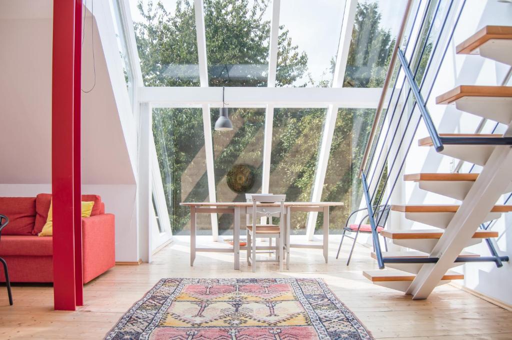 uma sala de estar com uma mesa e uma grande janela em Loft auf der Lohe em Bad Oeynhausen