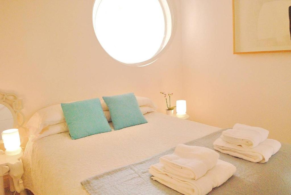 ポルトにあるCasa Braancamp - Beautiful & Calmのベッドルーム1室(白いベッド1台、タオル付)