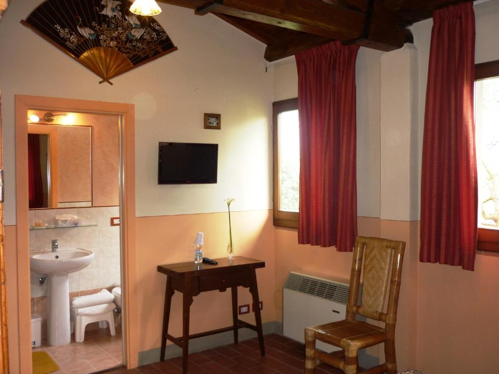 TV a/nebo společenská místnost v ubytování B&B Casale Ginette