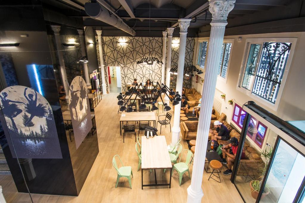 una vista sul soffitto di un ristorante con tavoli e sedie di Safestay Barcelona Gothic a Barcellona