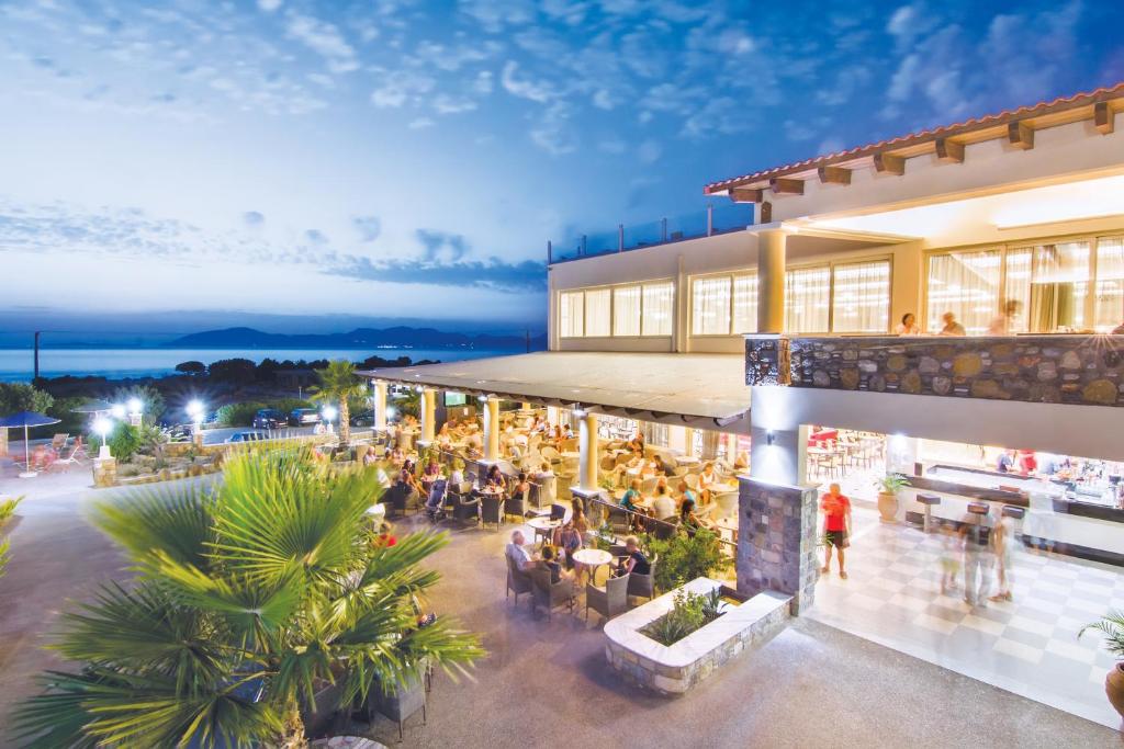 z góry widok na budynek z restauracją w obiekcie Kouros Palace w Mastichárionie