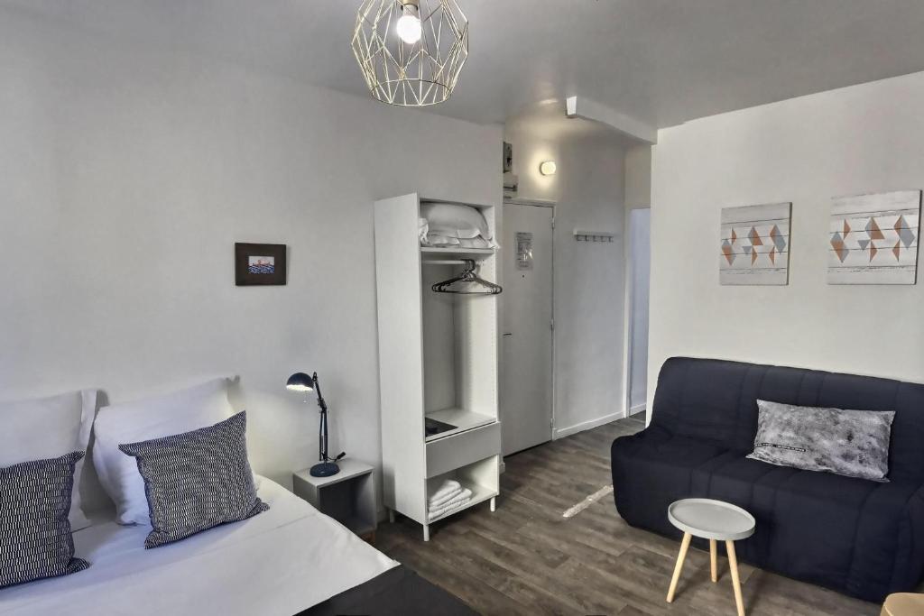 マルセイユにあるLes Appartements d'Edmond St Sebastienのリビングルーム(ベッド1台、ソファ付)