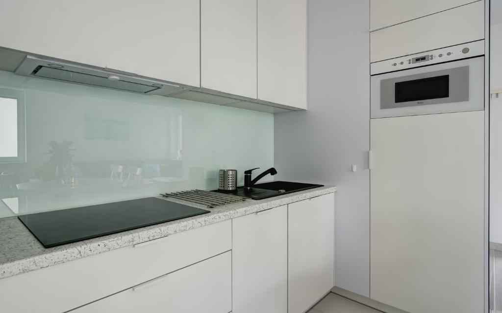 Kuchyňa alebo kuchynka v ubytovaní ApartamentyPrzyMorzu Bliżej Morza z 3 sypialniami