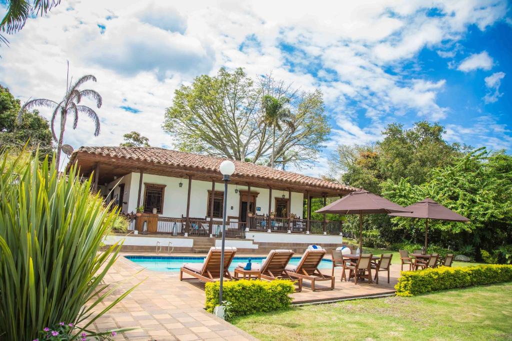 Villa con piscina y muebles de exterior en Hotel Delirio Campestre, en Montenegro
