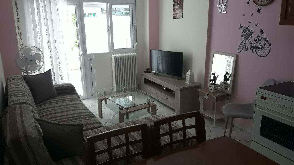 salon z kanapą i telewizorem w obiekcie Dimos w Salonikach