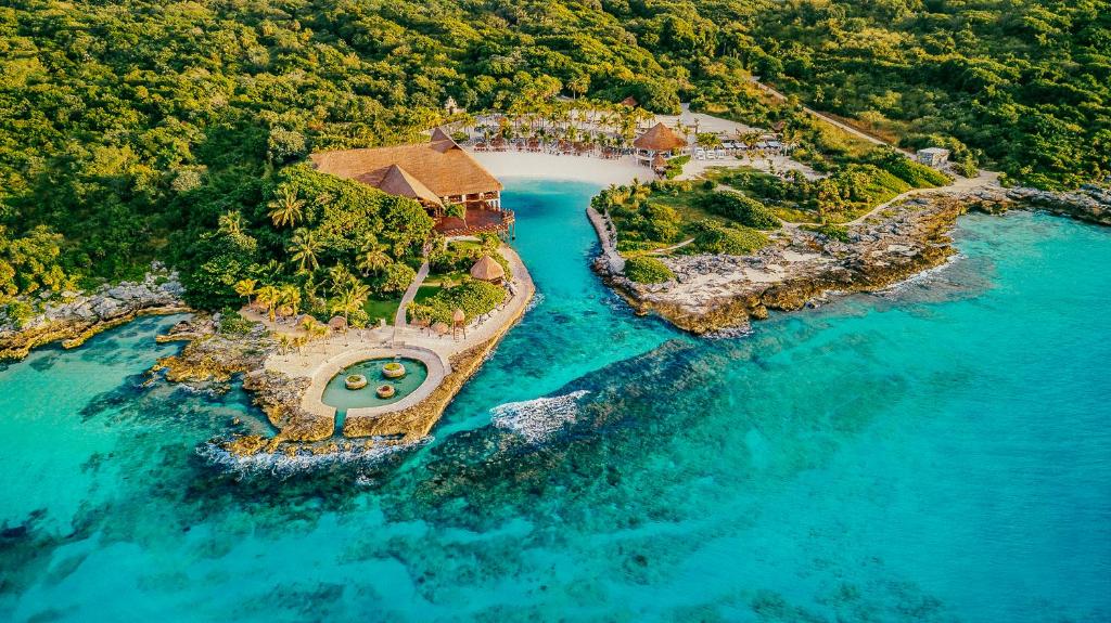 een luchtzicht op een huis op een eiland in het water bij Occidental at Xcaret Destination - All Inclusive in Playa del Carmen