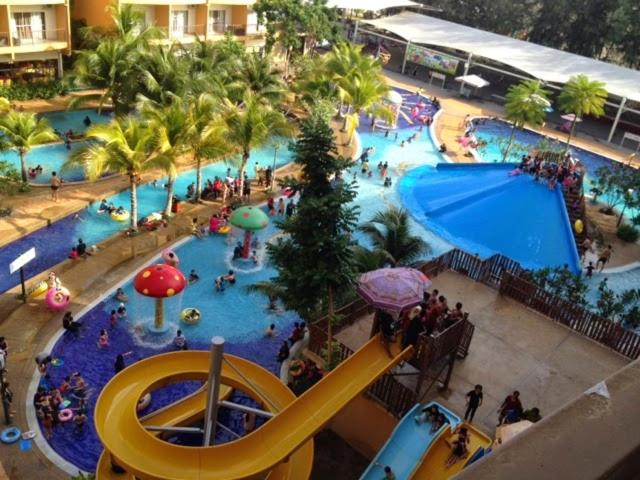 una vista aérea de una piscina en un complejo en Gold Coast Morib International Resort Studio Room, en Banting