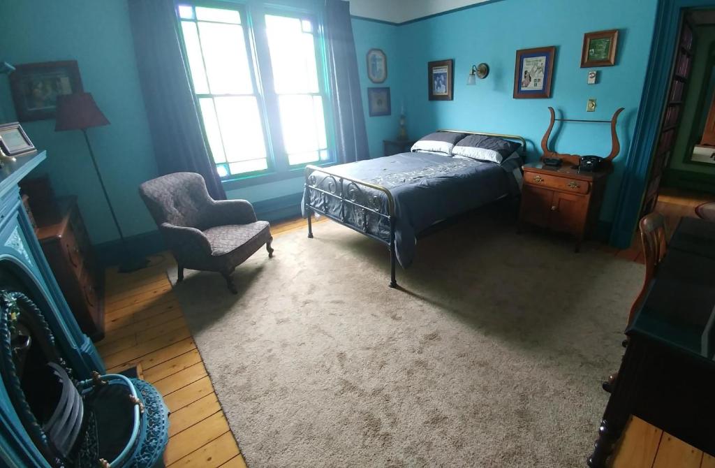 Кровать или кровати в номере Gower Manor Historic Bed & Breakfast