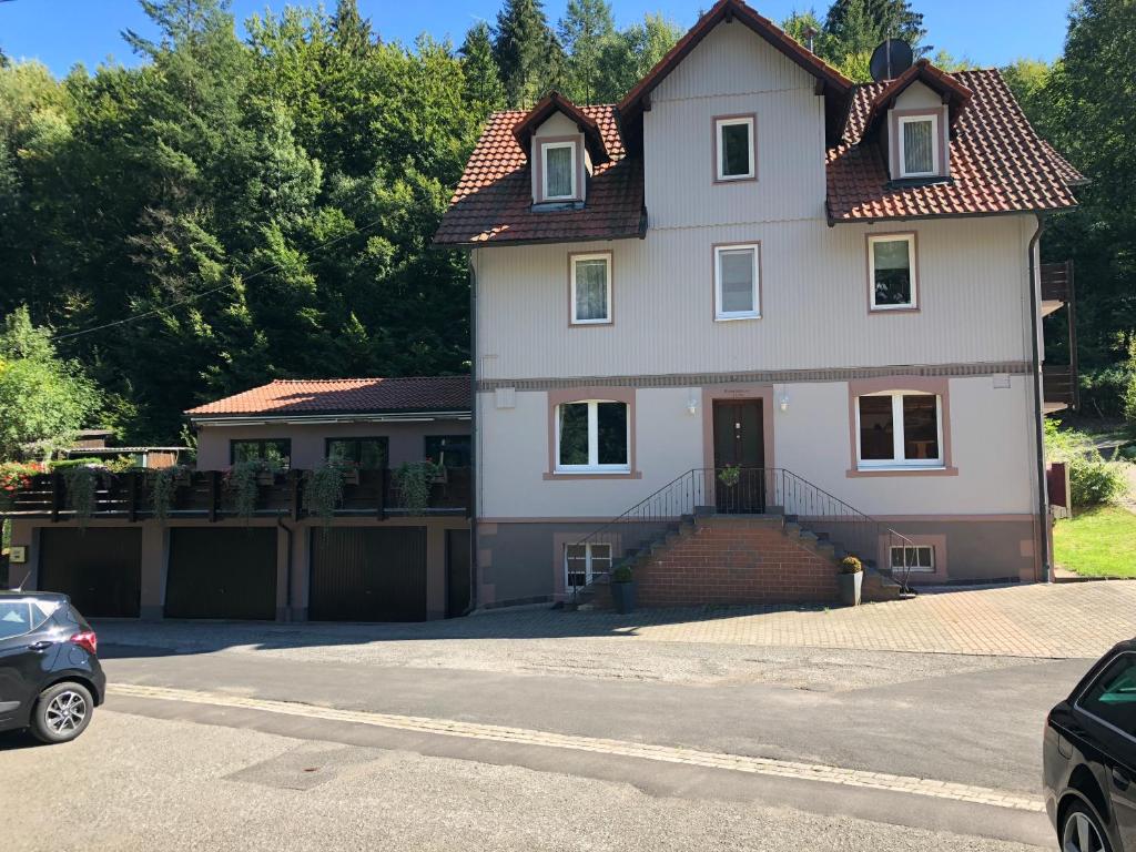 ein großes weißes Haus mit rotem Dach in der Unterkunft Zum waldfrieden in Neuhof