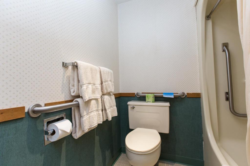 Koupelna v ubytování Commodores Inn