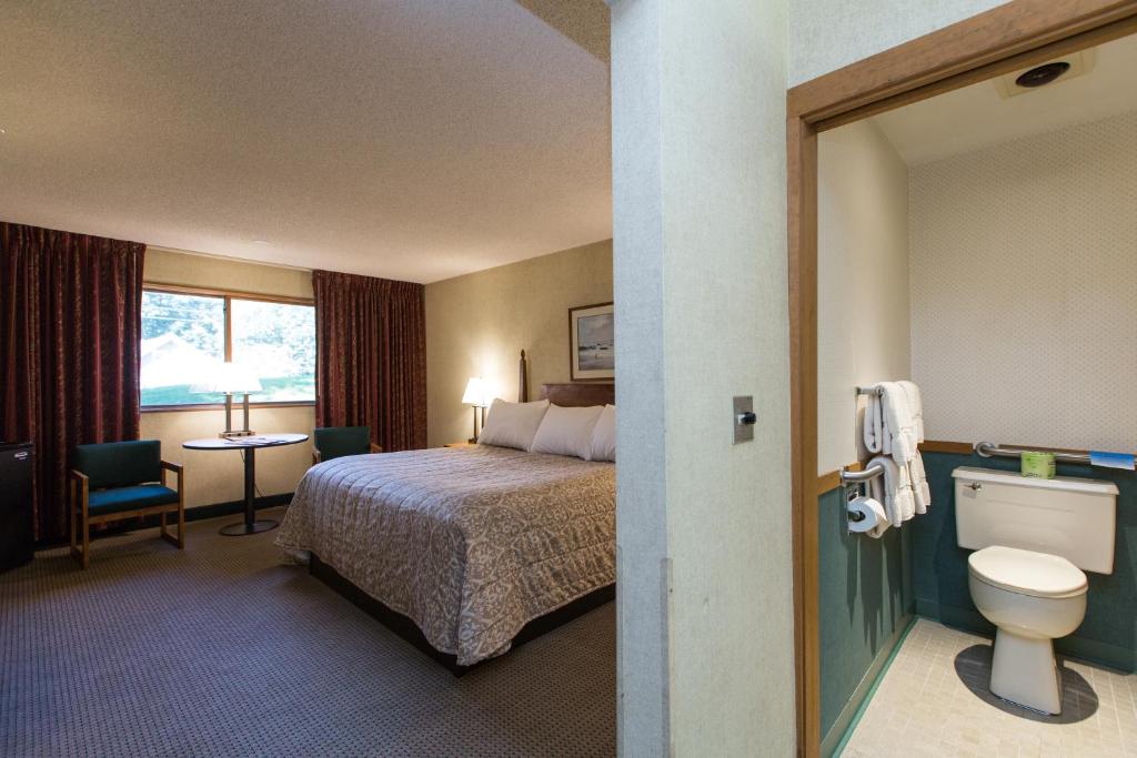 Postel nebo postele na pokoji v ubytování Commodores Inn