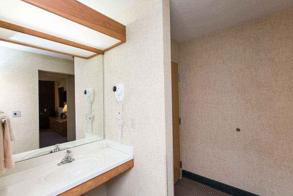 Koupelna v ubytování Commodores Inn