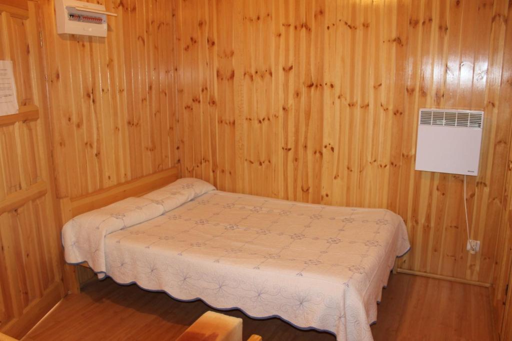 Postel nebo postele na pokoji v ubytování Bungalows Pont d'Ardaix