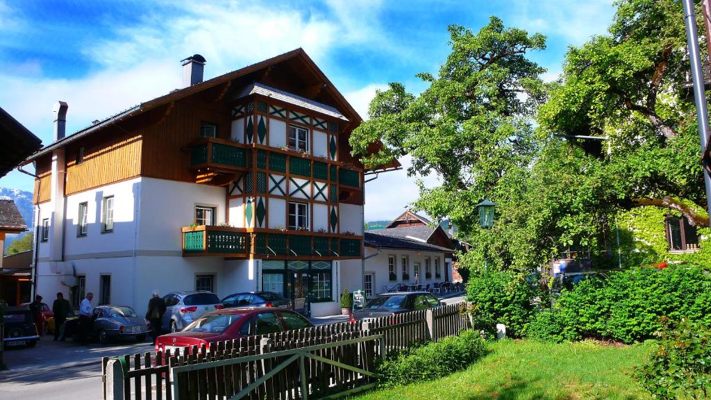 a building with cars parked in front of it at Gasthof zum Hirschen in Altaussee