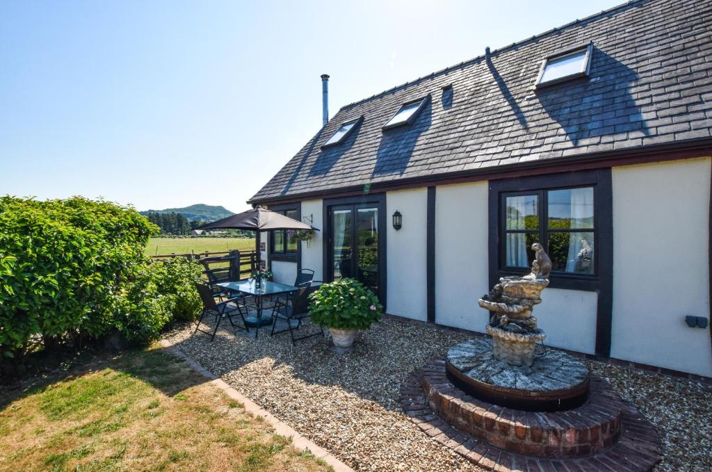 MeifodにあるBwthyn Efyrnwyの噴水のある家