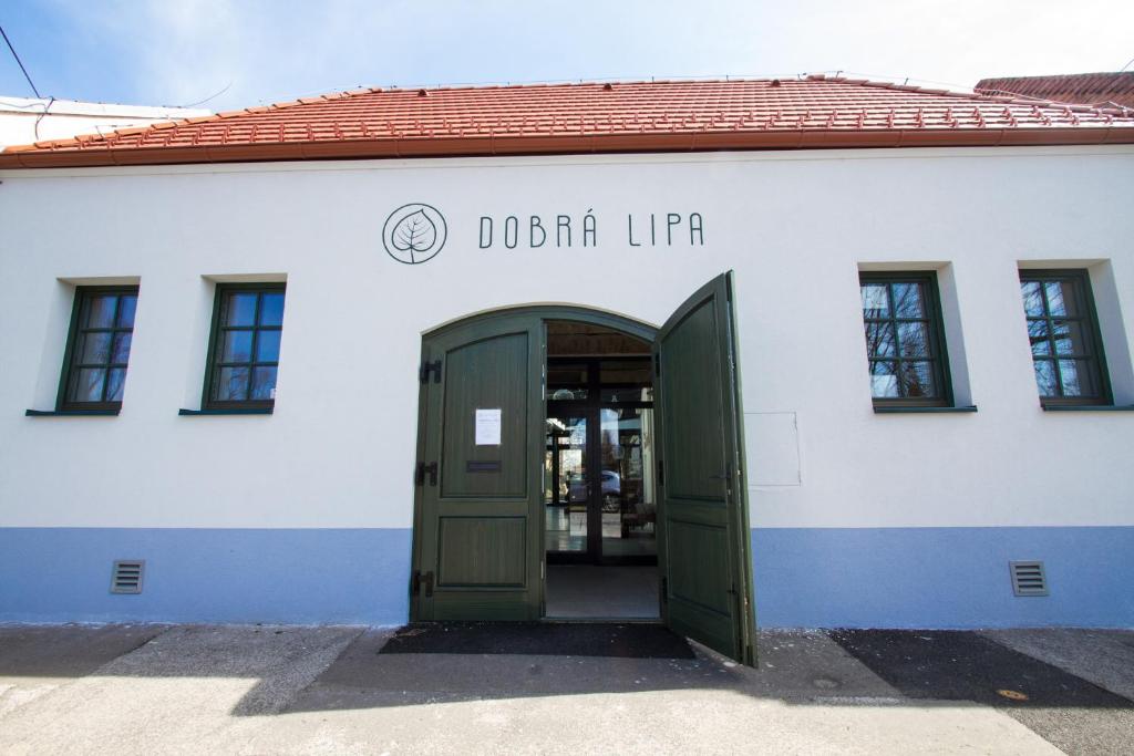 eine Tür zu einem Gebäude mit dem Wort Delfinlift in der Unterkunft Ubytovanie DOBRÁ LIPA in Bratislava