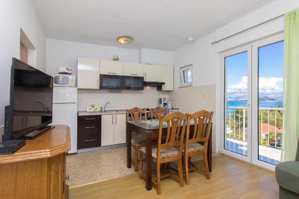 Kuchyňa alebo kuchynka v ubytovaní Apartment Slatine 5