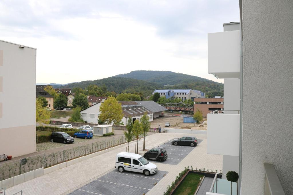 uma vista para um parque de estacionamento com um carro branco em Ferienwohungen Akwant em Baden-Baden