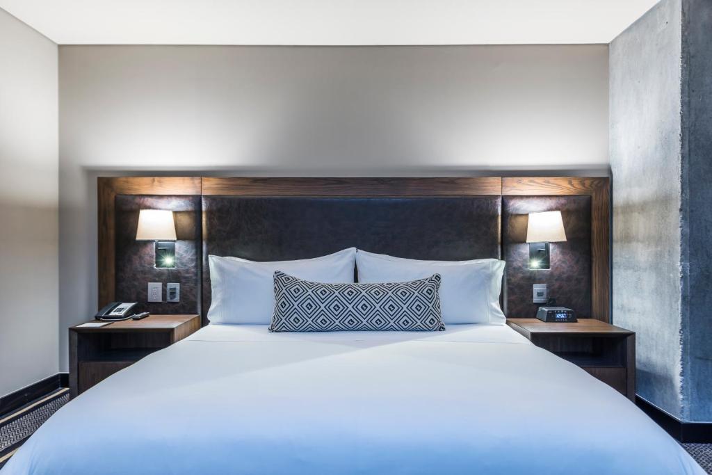 Postel nebo postele na pokoji v ubytování Movich Hotel Las Lomas