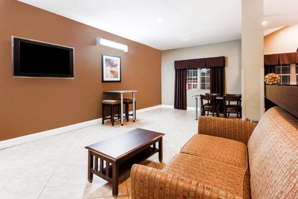 Microtel Inn & Suites by Wyndham Macon photo