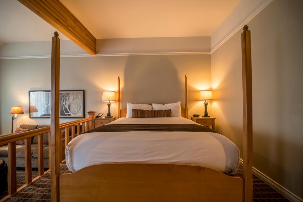 Postel nebo postele na pokoji v ubytování Pine Ridge Inn