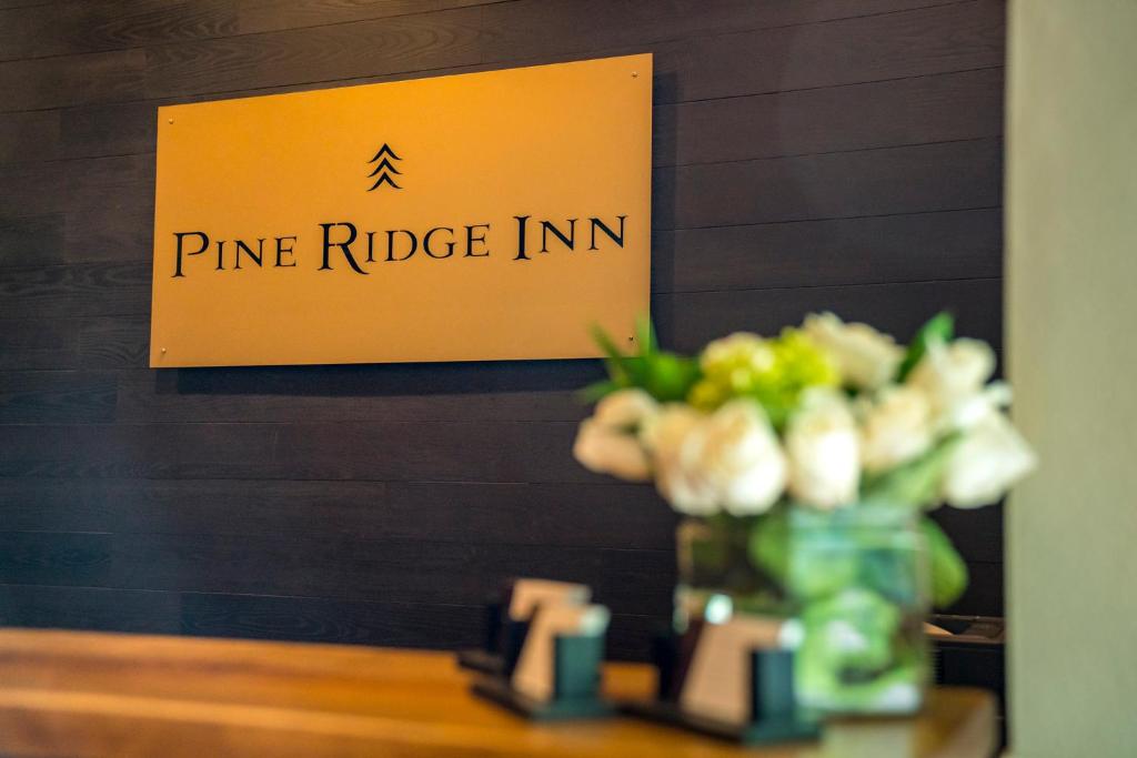 Certifikát, hodnocení, plakát nebo jiný dokument vystavený v ubytování Pine Ridge Inn