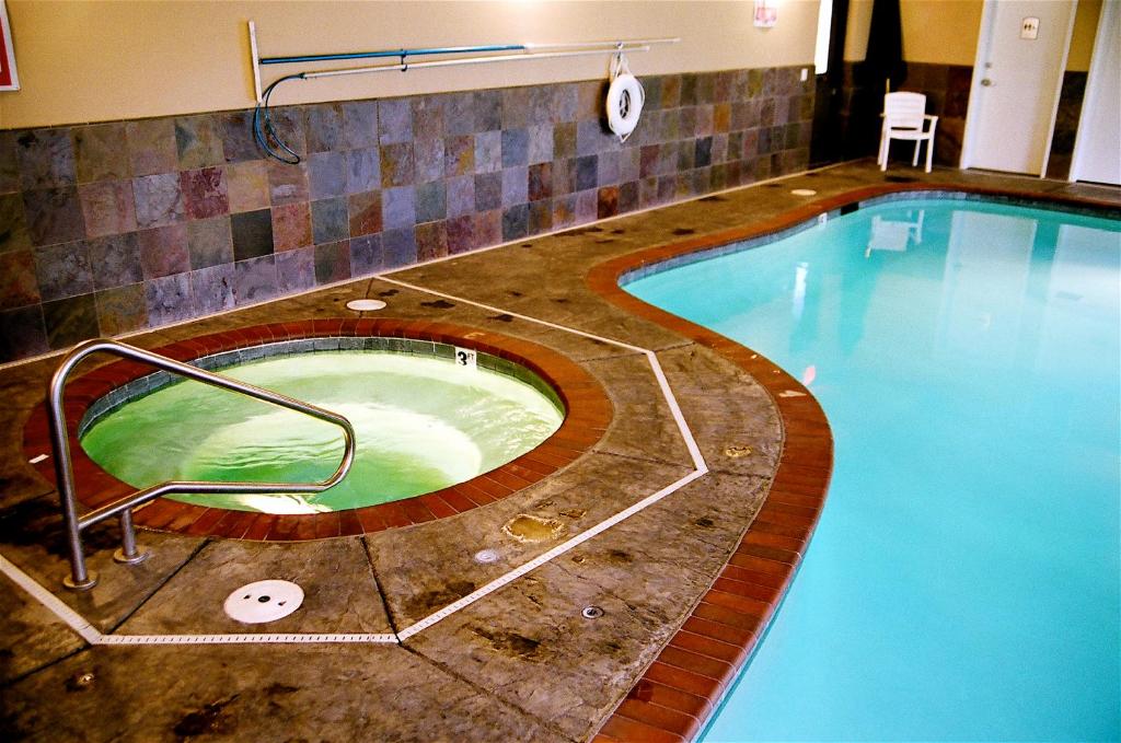 Bazén v ubytování Rivertide Suites nebo v jeho okolí