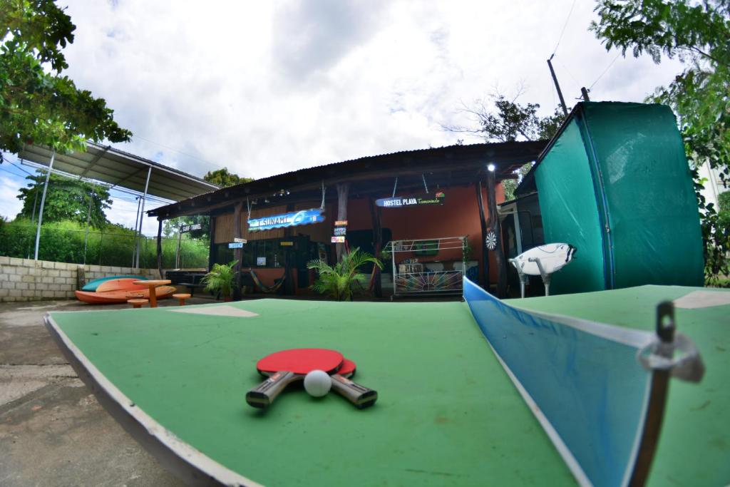 Stolní tenis v ubytování Tsunami Hostel nebo okolí