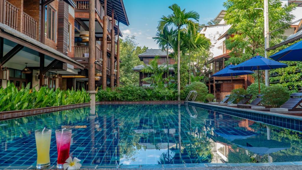 - une piscine dans un complexe avec des cocktails dans l'établissement Sunny V Hotel, à Chiang Mai
