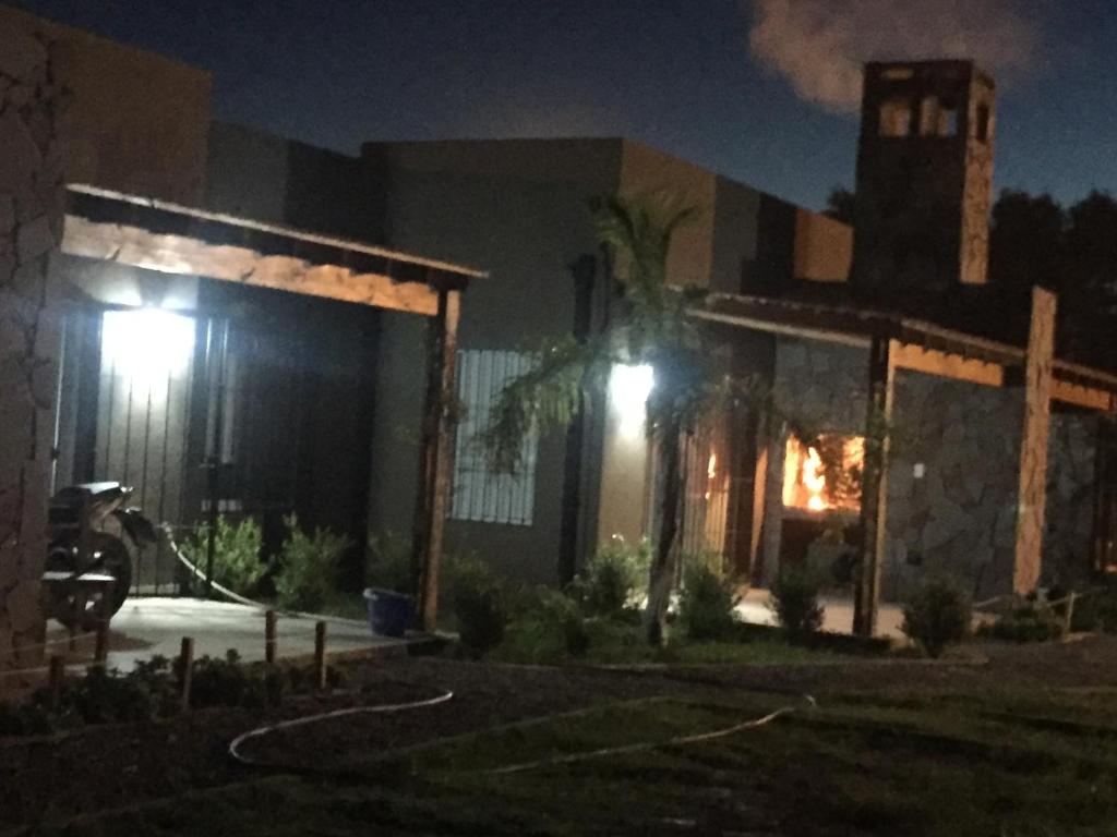 una casa con un fuego ardiendo dentro de ella por la noche en El esparto en Lobos