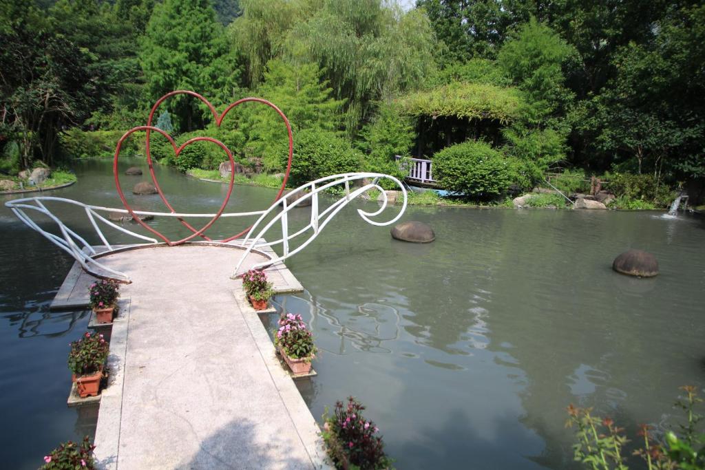 a sculpture of a heart in the middle of a pond at Tai-Yi Red Maple Resort in Puli