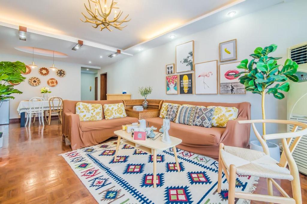 a living room with a couch and a table at Zhuhai Xiangzhou District ·Locals Apartment· Gongbei Port·00158350 Locals Apartment 00158350 in Zhuhai