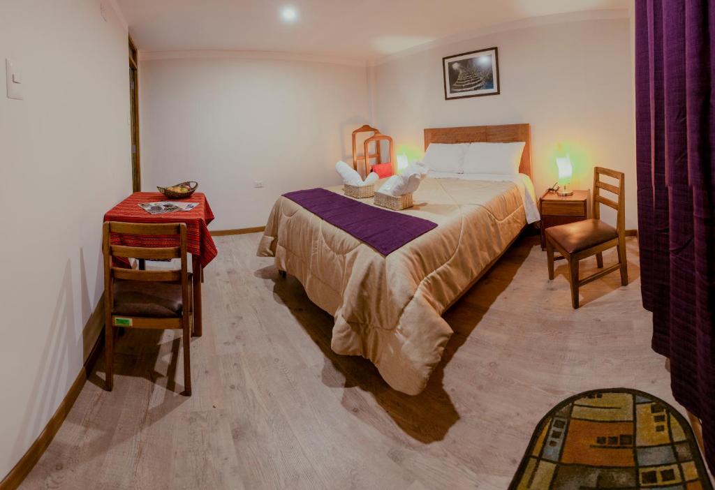 1 dormitorio con 1 cama, 1 mesa y 1 silla en Askha Cusco, en Cusco