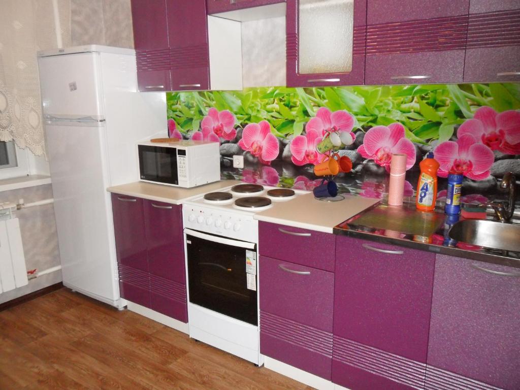 ニジネヴァルトフスクにあるApartment on Ryabinovyy Bul'var 11のキッチン(紫色のキャビネット、白い冷蔵庫付)