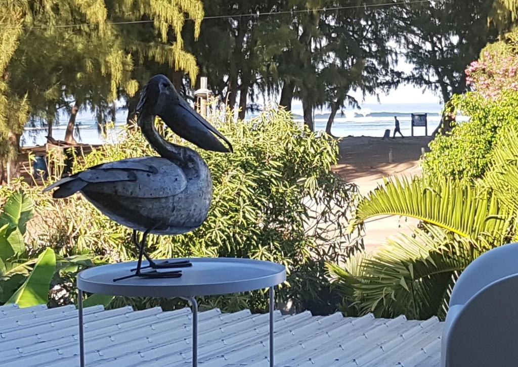 une statue d'un pélican assis au-dessus d'une table dans l'établissement Le Pelican, à L'Ermitage-Les-Bains