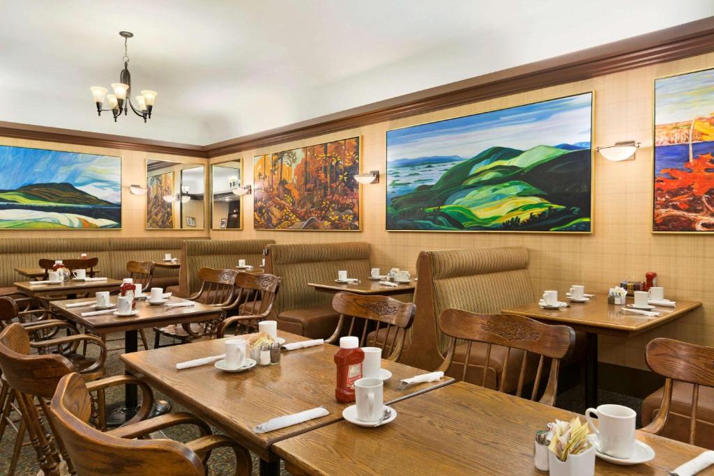 Restaurace v ubytování Days Inn by Wyndham Vancouver Downtown