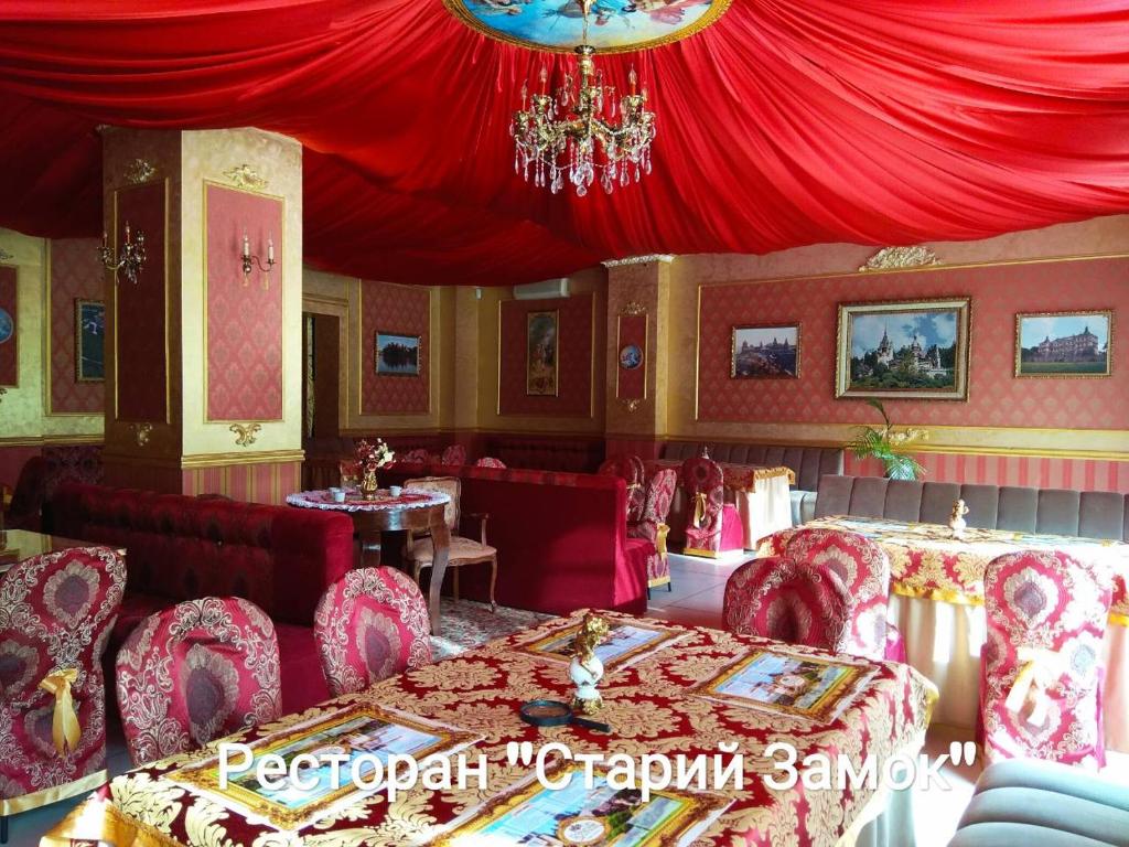 Habitación con muebles rojos y cortina roja. en Old Castle Hotel, en Leópolis