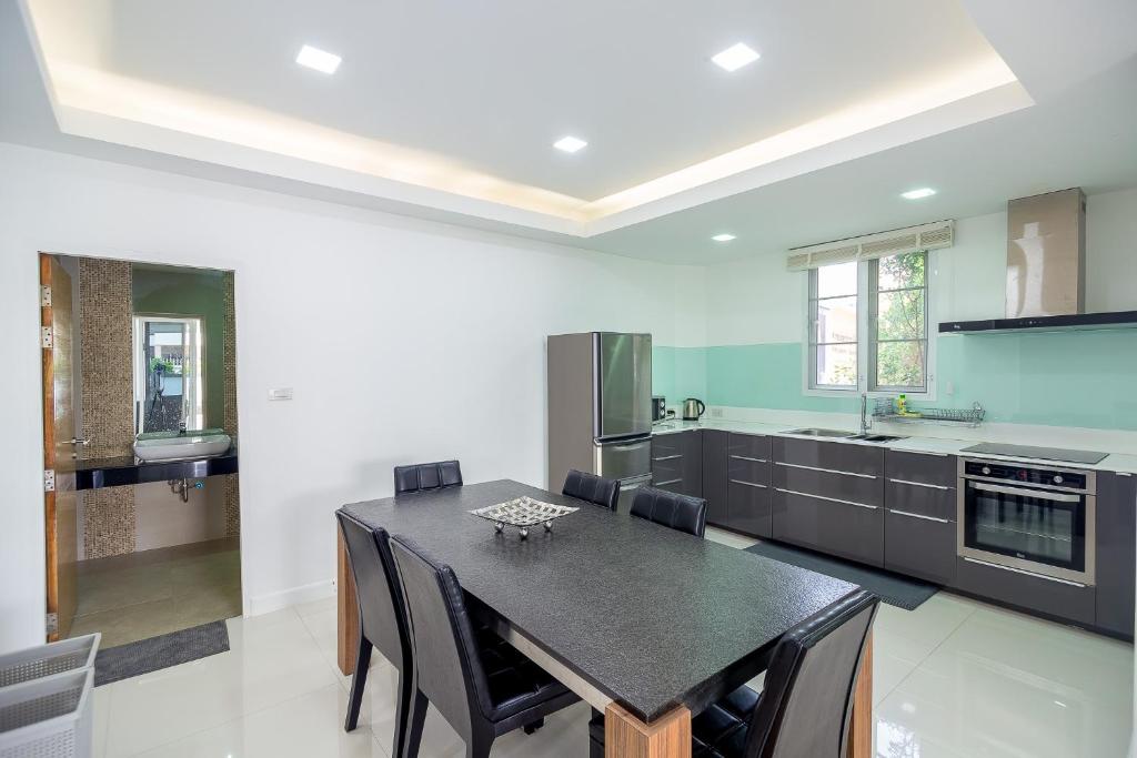 Kuchyň nebo kuchyňský kout v ubytování Modern Pool House