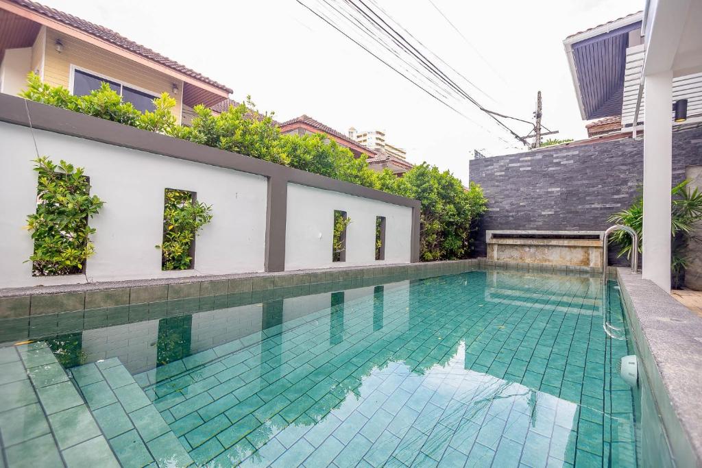Bazén v ubytování Modern Pool House nebo v jeho okolí