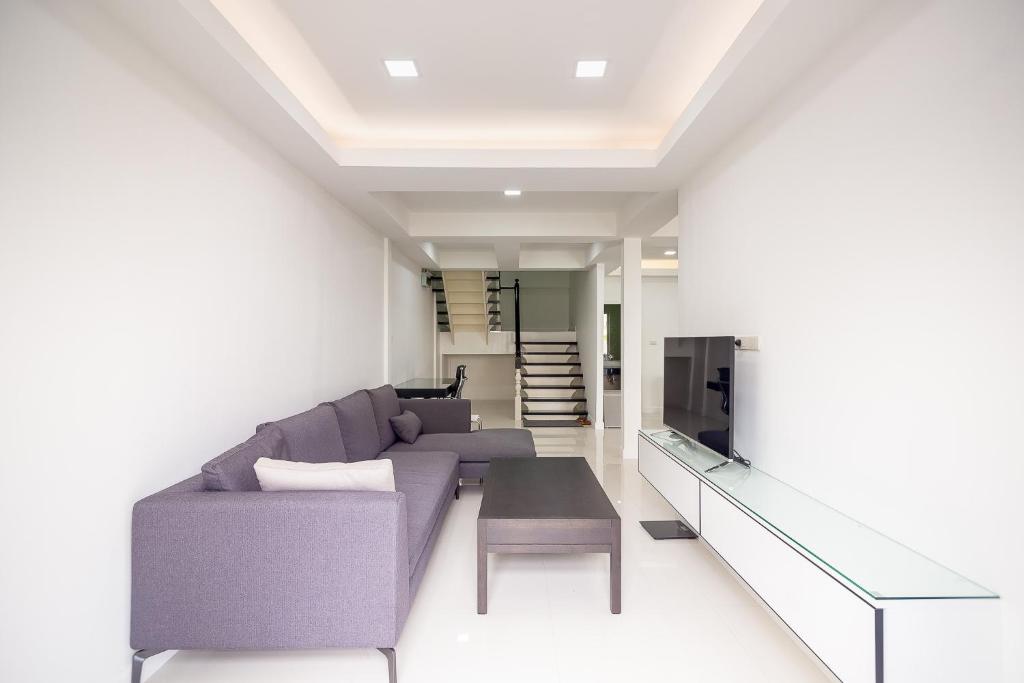 TV a/nebo společenská místnost v ubytování Modern Pool House