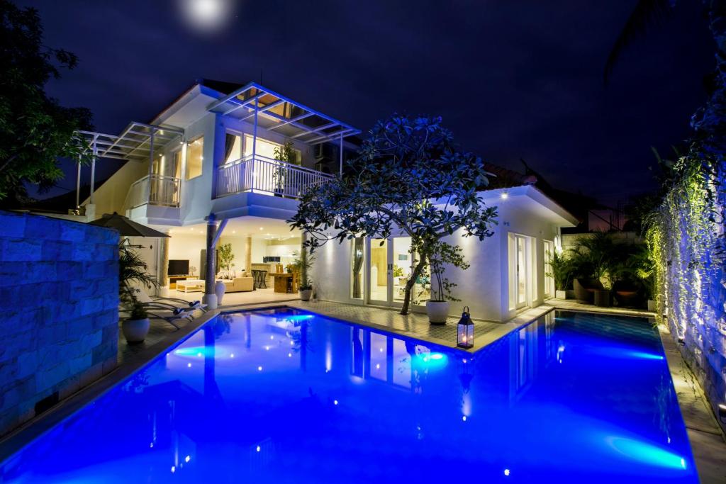 Villa con piscina por la noche en Villa Marronniers en Seminyak