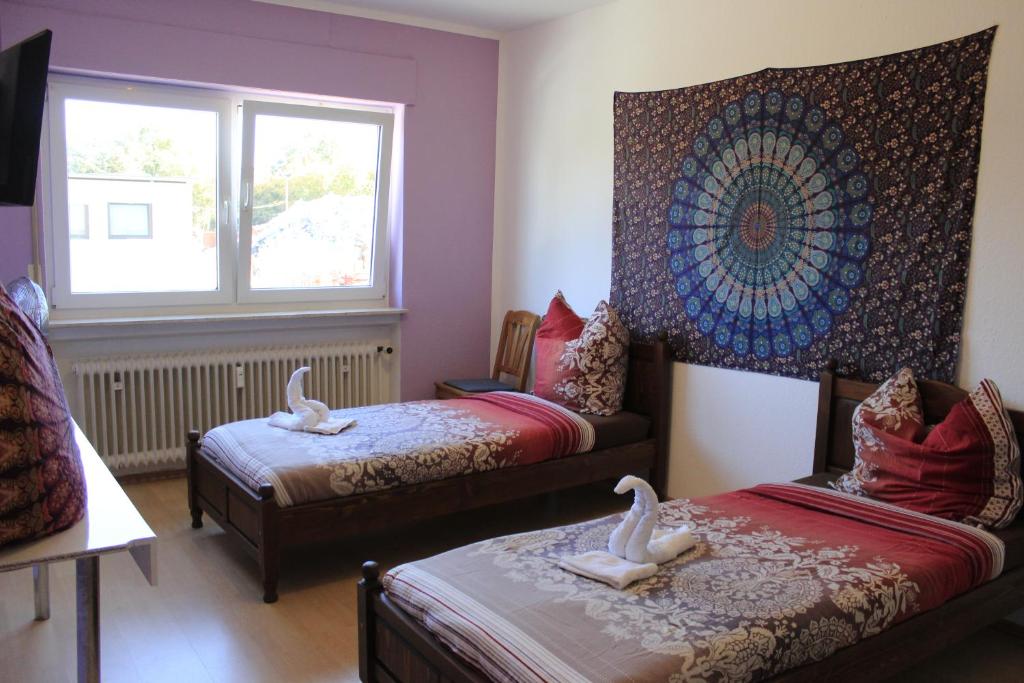 Un dormitorio con dos camas con cisnes. en Die Werkstatt, en Dreieich